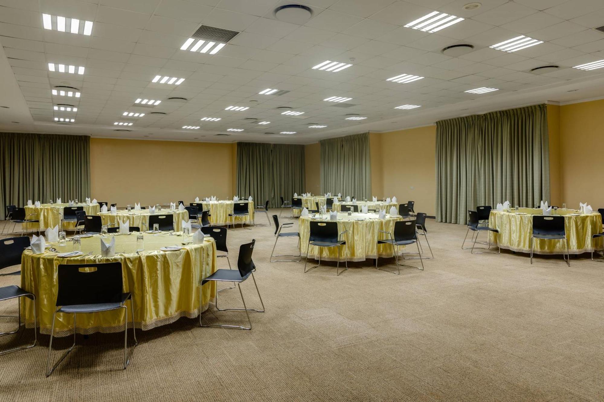Protea Hotel By Marriott Benin City Select Emotan Exterior foto