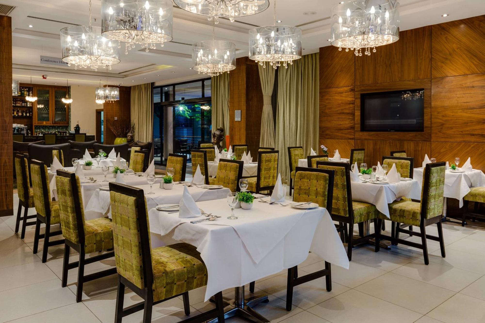 Protea Hotel By Marriott Benin City Select Emotan Exterior foto