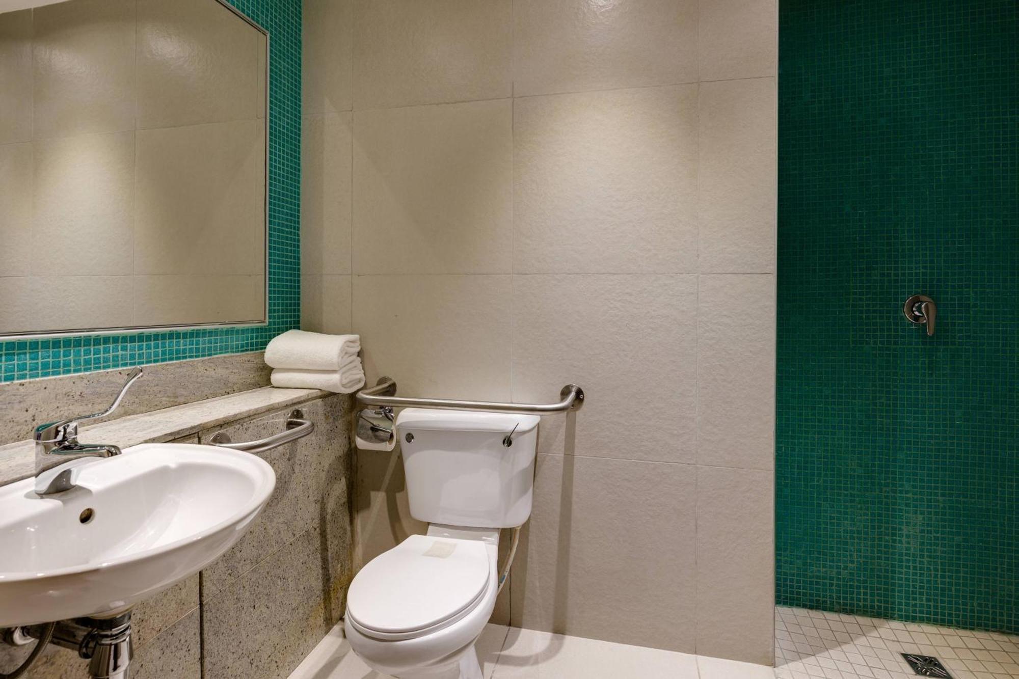 Protea Hotel By Marriott Benin City Select Emotan Exterior foto